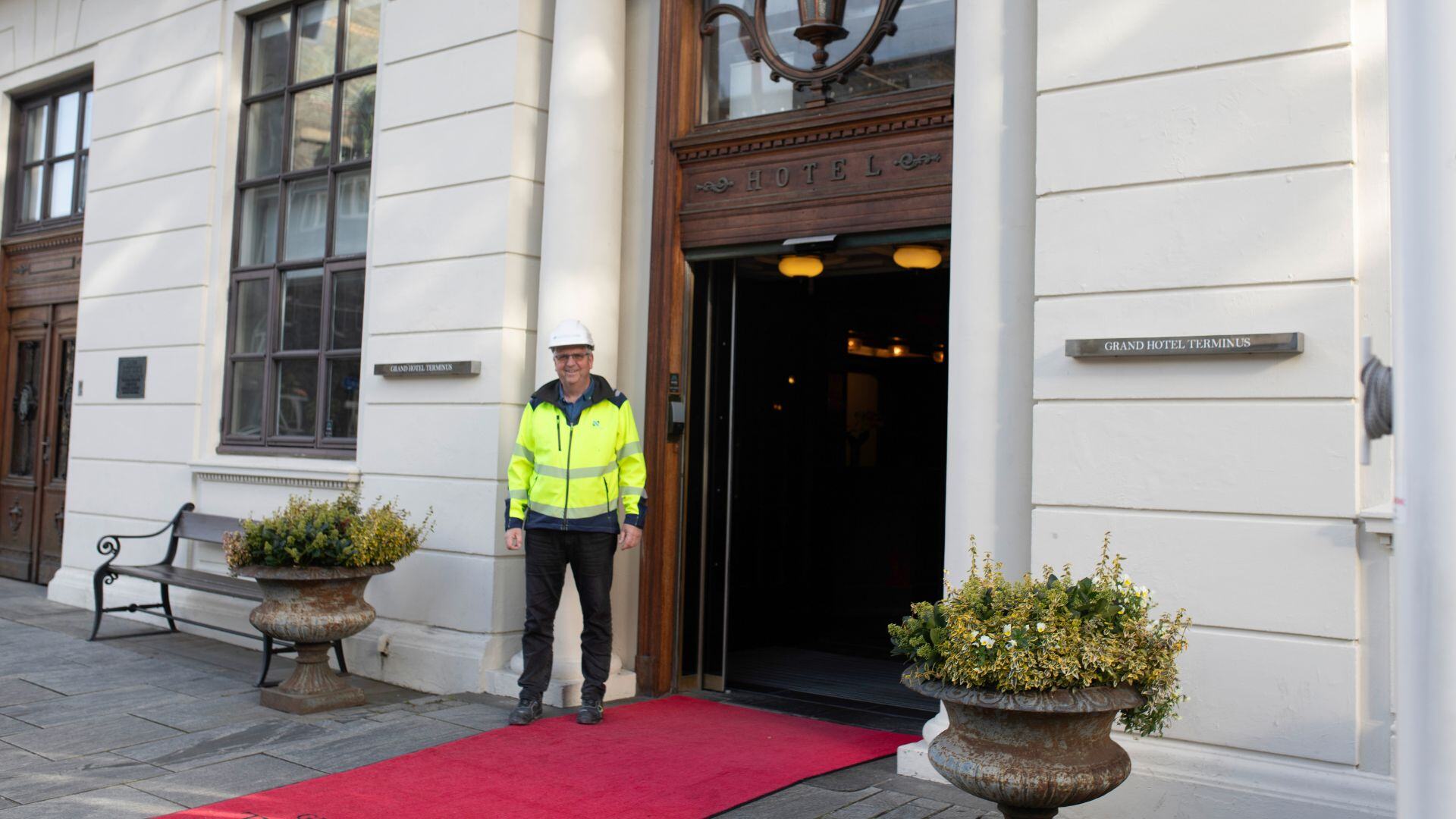 Stein Løland, prosjektsjef i Næringshus, foran Hotel Terminus